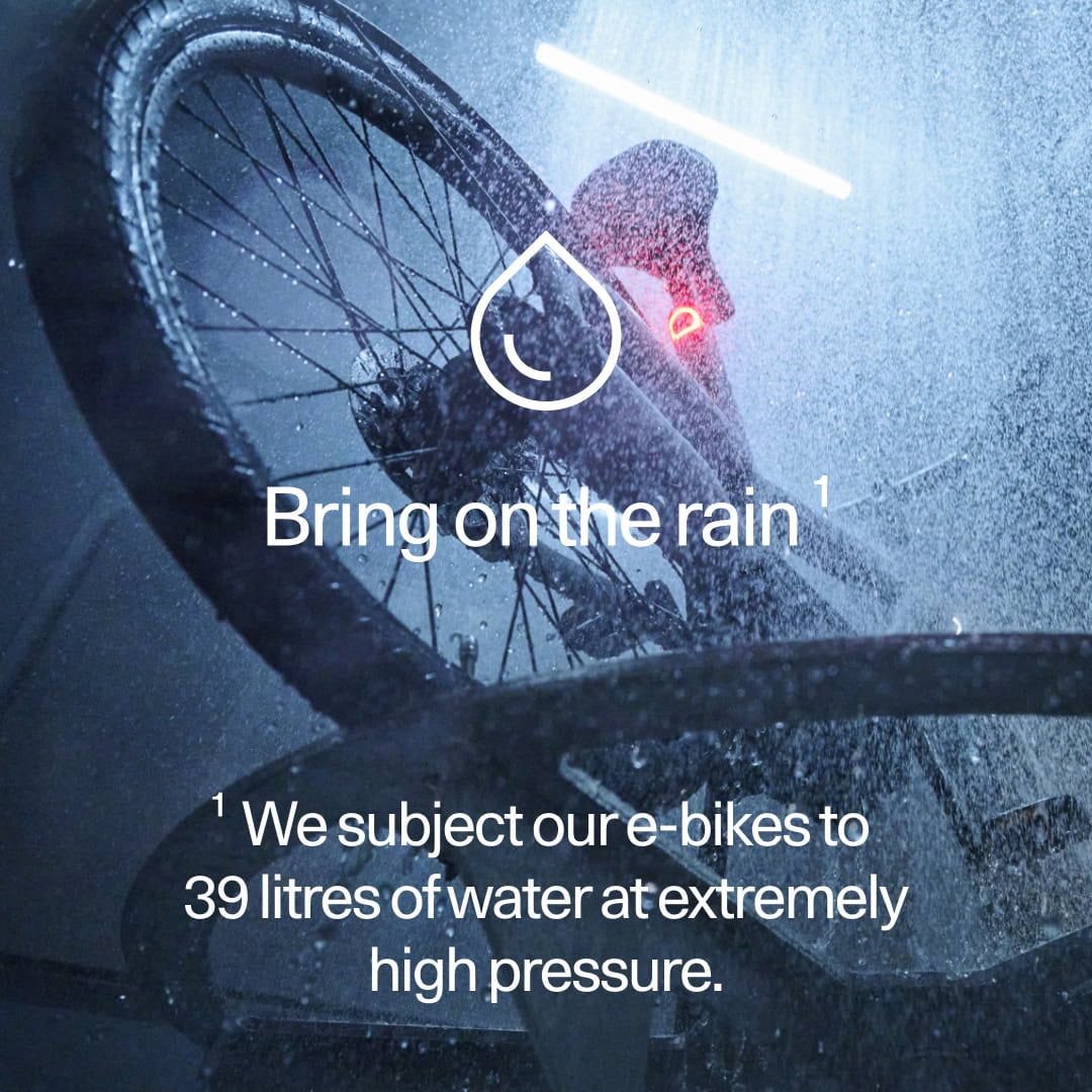 VanMoof-04-1080×1080 E-bike riding in the rain with water droplets on the window, highlighting water resistance and durability.